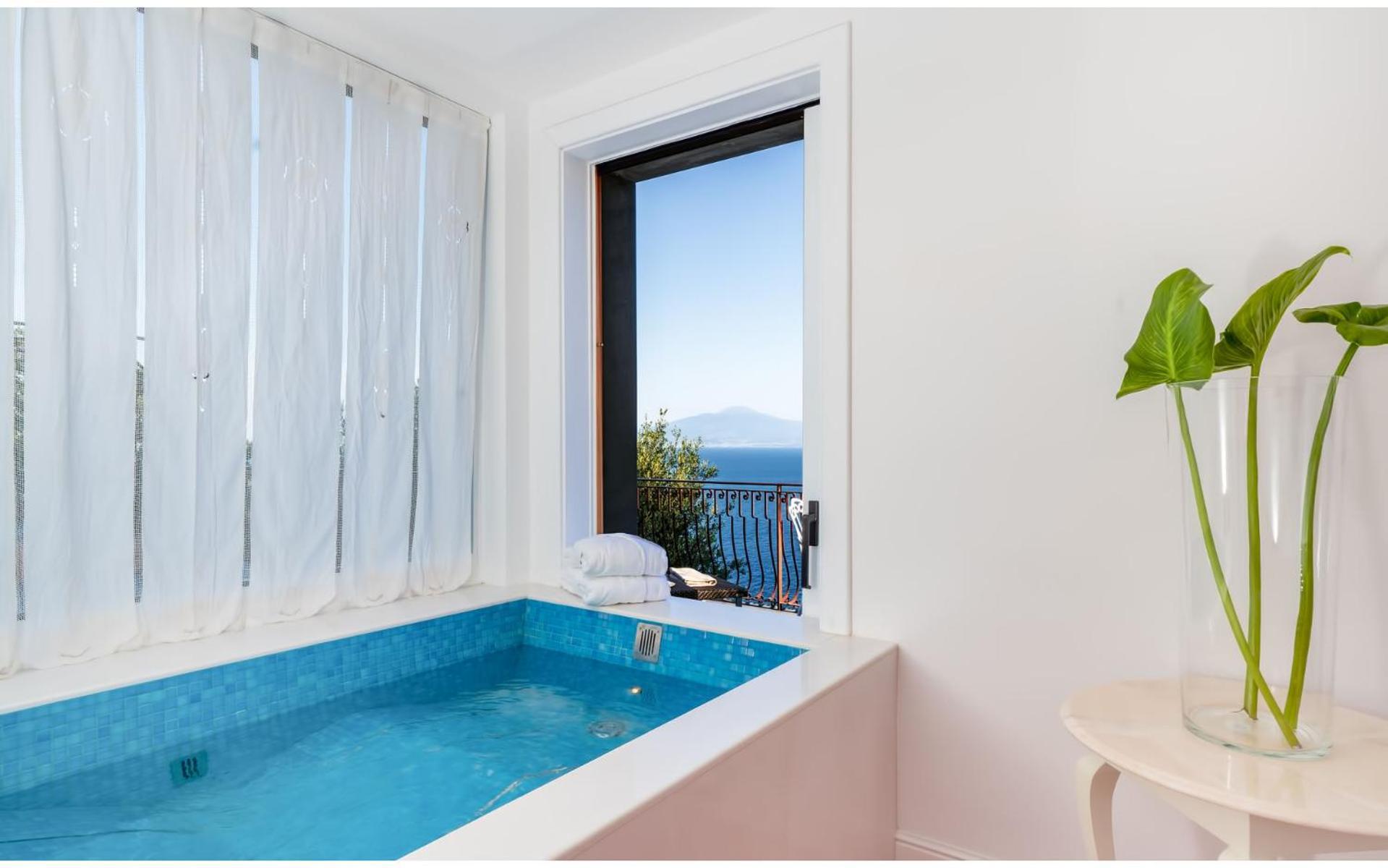 Suite Lit King-Size avec Baignoire Spa et Terrasse - Vue sur Mer
