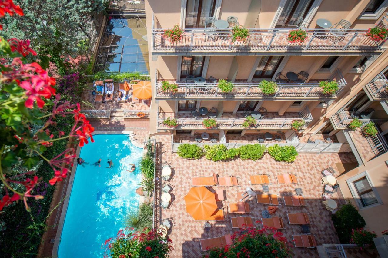 Chambre Double ou Lits Jumeaux - Vue sur Piscine